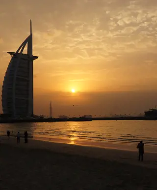 Das Wahrzeichen von Dubai im Sonnenuntergang - Burj al Arab